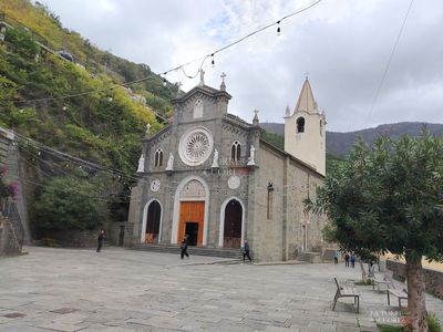 Facciata della Chiesa di San Giovanni Battista a Riomaggiore in una giornata nuvolosa