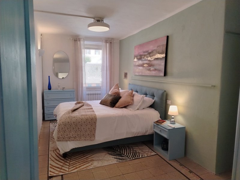 Seconda camera da letto con decorazioni mediterranee.