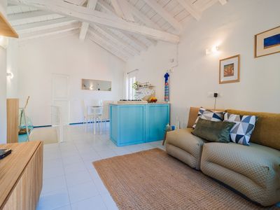 Ampio open space con soffitto a travi bianche.