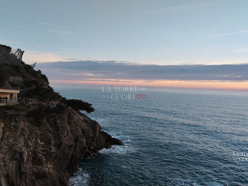 Il tramonto sul Mar Ligure regala a Riomaggiore un'atmosfera ancora più suggestiva.