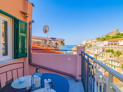 Terrazza con vista sul paese e scorcio laterale sul mare.