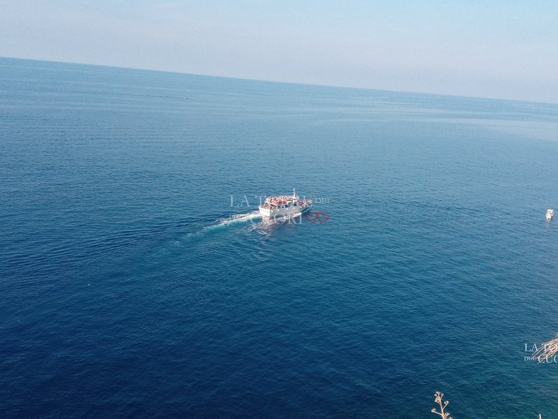 Esplorare le Cinque Terre dal mare è un modo speciale per scoprire la costa ligure.