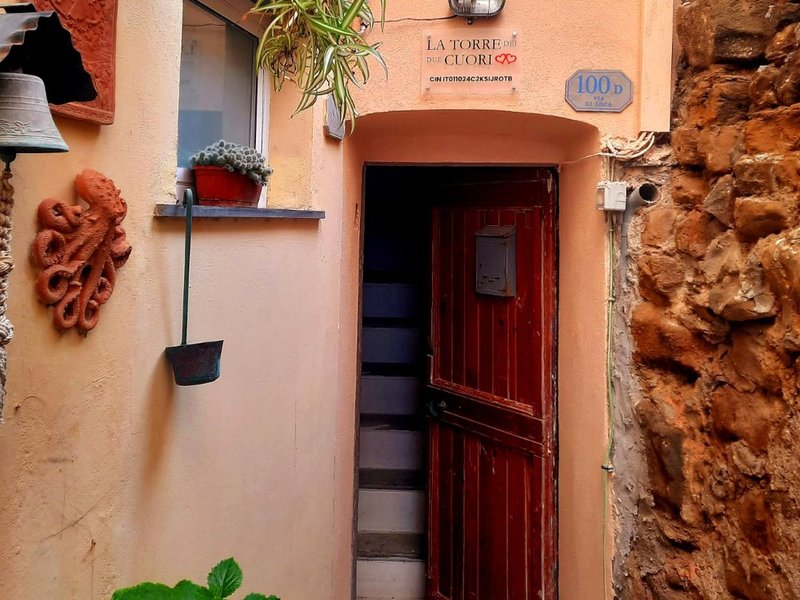Un ingresso discreto che apre le porte a una storia speciale nel cuore di Riomaggiore.