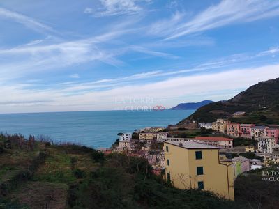 Riomaggiore, un borgo sospeso tra le colline delle Cinque Terre e il Mar Ligure.