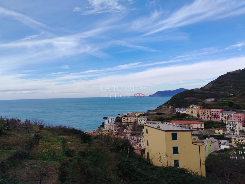 Riomaggiore, un borgo sospeso tra le colline delle Cinque Terre e il Mar Ligure.