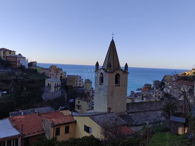 Il campanile della Chiesa di San Giovanni Battista con vista sul mare.