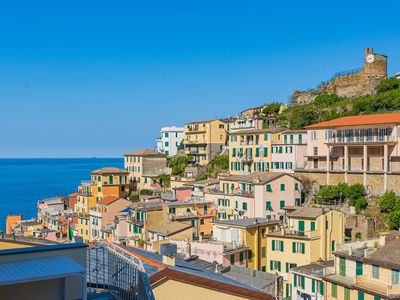 Vista mozzafiato sui tetti di Riomaggiore e sul Mar Ligure