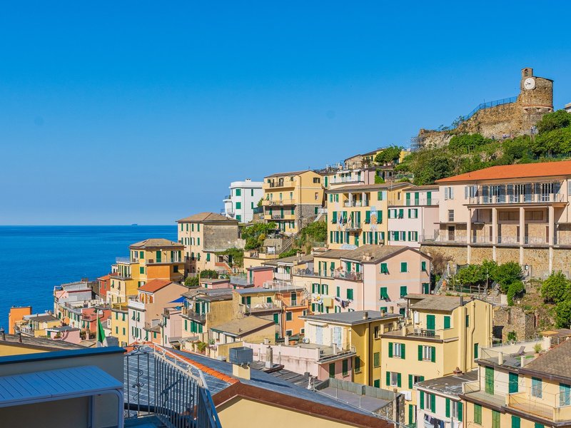 Vista mozzafiato sui tetti di Riomaggiore e sul Mar Ligure