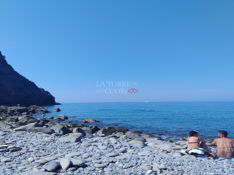 Il mare e la natura di Riomaggiore invitano a rallentare e a vivere le Cinque Terre con calma.