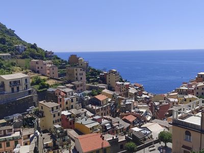 Vista desde arriba de la plaza principal hacia el mar, con las casas de colores de Riomaggiore