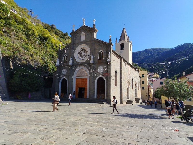 Facciata principale della Chiesa di San Giovanni Battista a Riomaggiore.