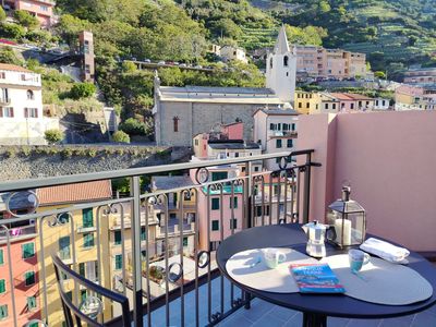 Momento caffè con vista sulla storica chiesa di Riomaggiore.
