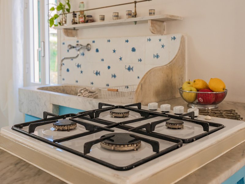 Il piano cottura a gas e la cucina attrezzata.