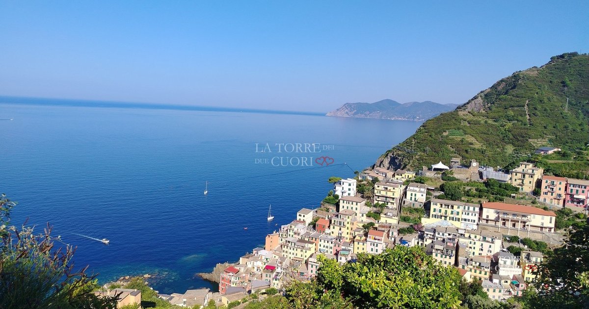 Panorama di Riomaggiore, il borgo più orientale delle Cinque Terre, affacciato sul Mar Ligure.