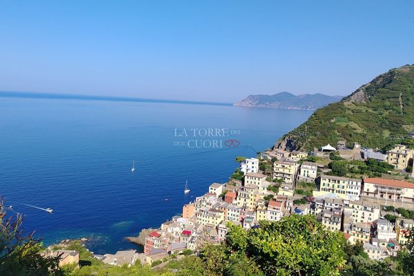 Panorama di Riomaggiore, il borgo più orientale delle Cinque Terre, affacciato sul Mar Ligure.