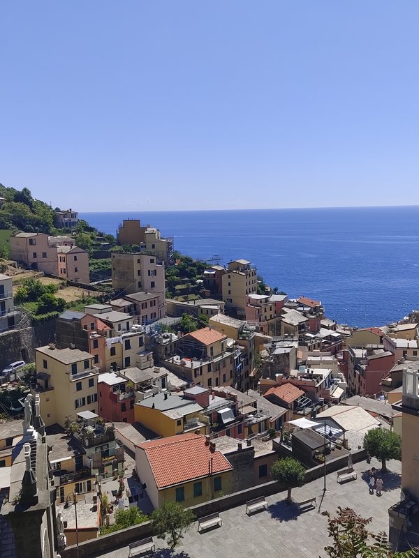 Vista da sopra la piazza principale verso il mare, con le case colorate di Riomaggiore