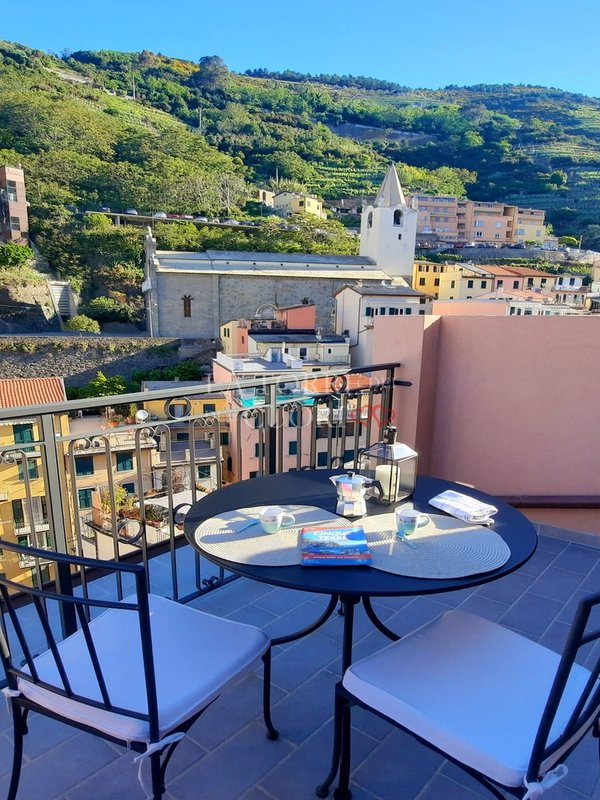 Genießen Sie Ihre private Terrasse mit Panoramablick über das Dorf – ideal zum Frühstücken, für einen Kaffee oder ein Glas Wein.